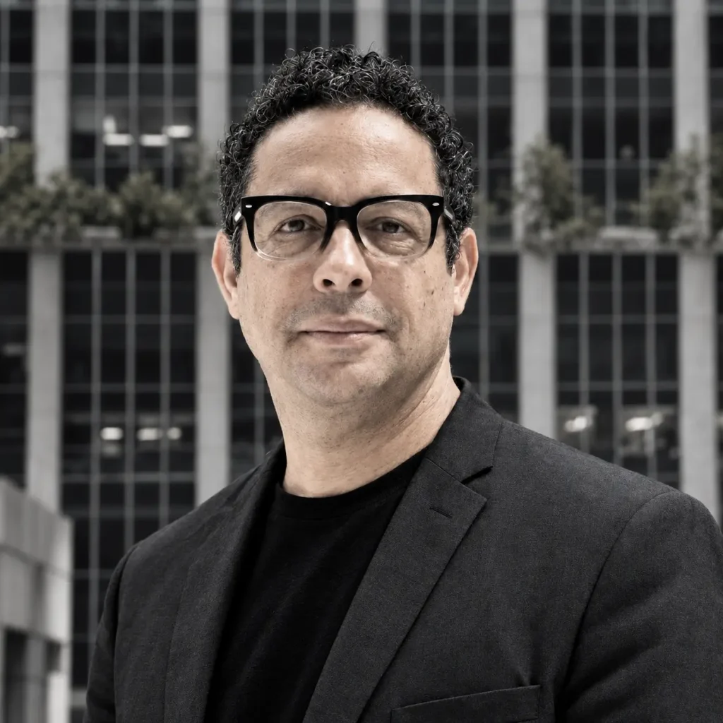 Retrato de Juan Butten, artista visual contemporáneo dominicano en Nueva York